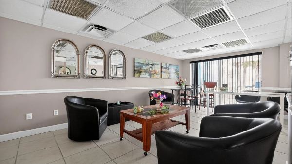 West Lobby Sitting Area, Photo Credit: Adam Posey, 386 Productions